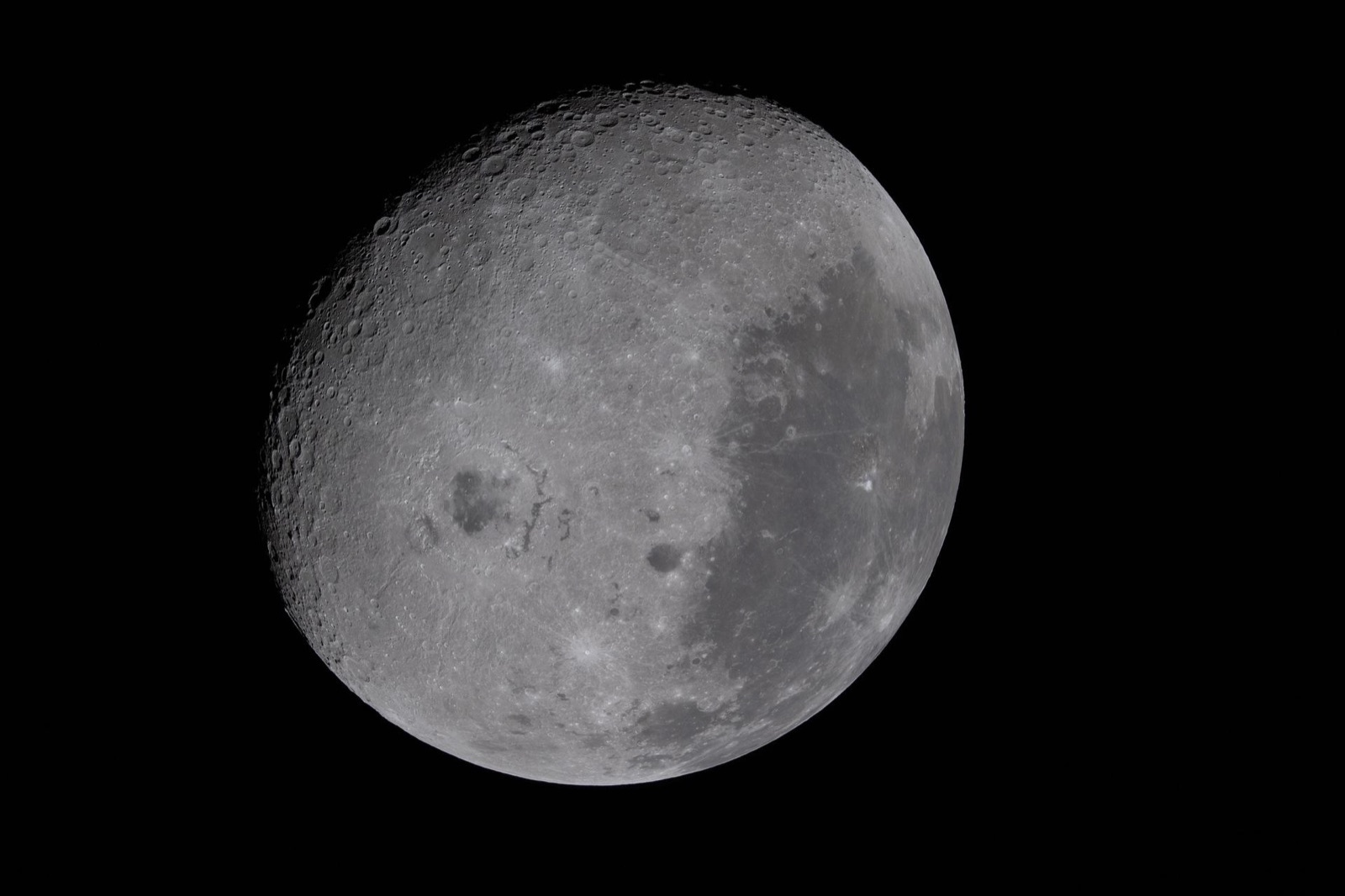 La Luna casi entera, con la cuenca Oriental en el centro