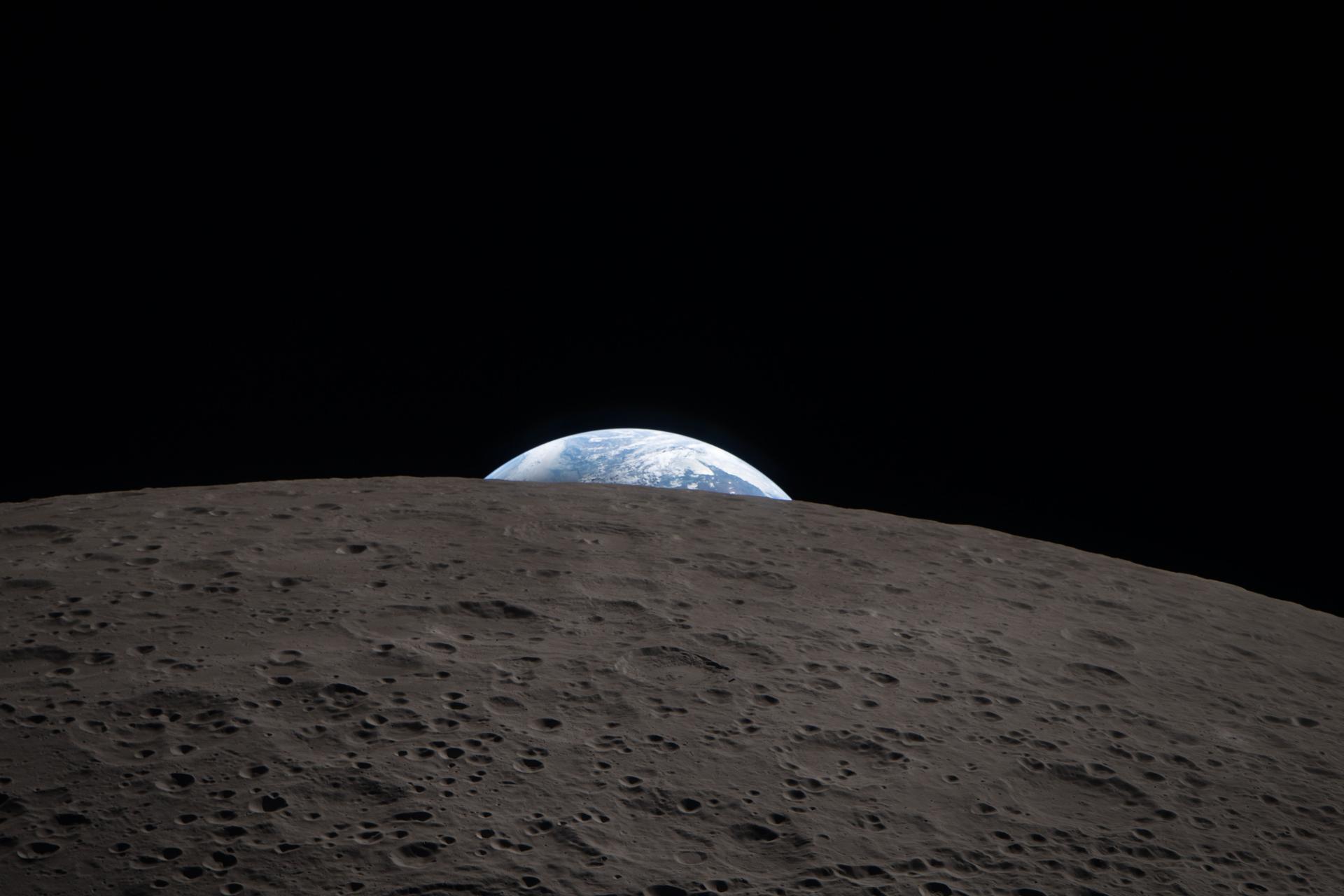 La Tierra, en creciente, se pone tras el horizonte de la Luna