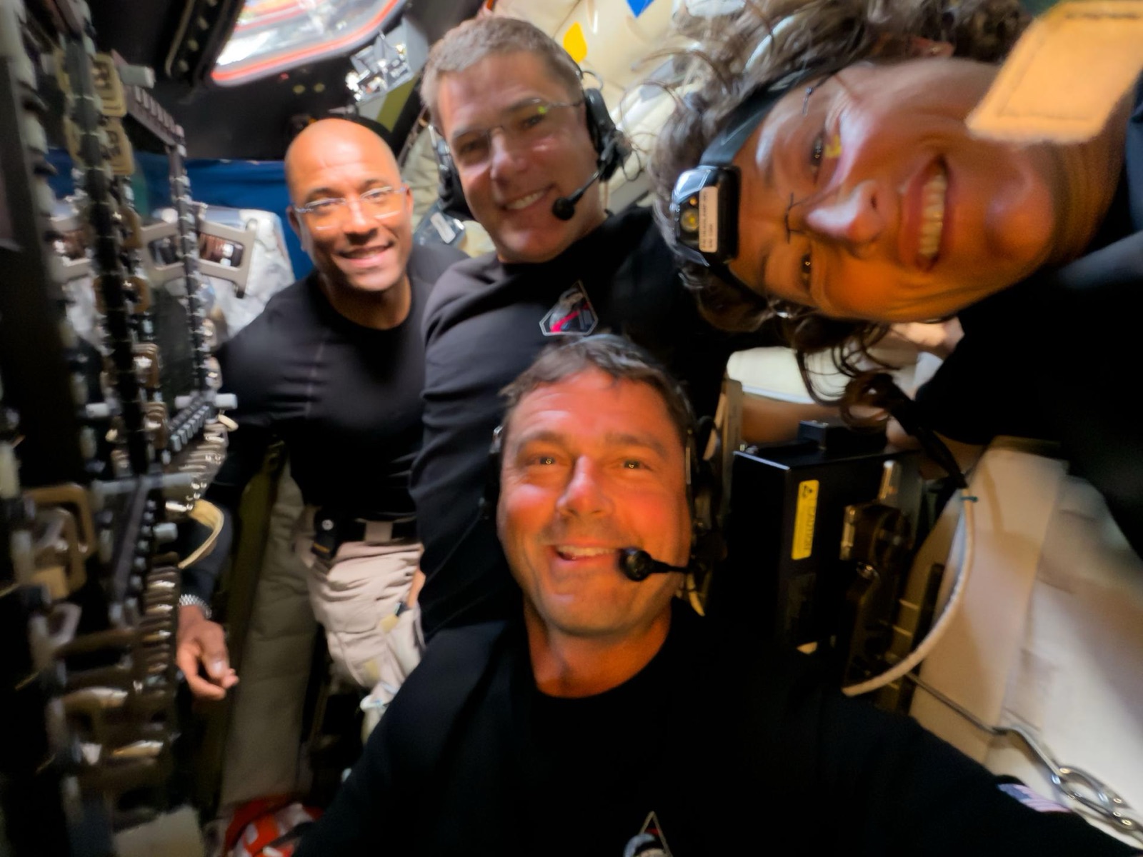 Los cuatro astronautas sonríen a la cámara dentro de Orion